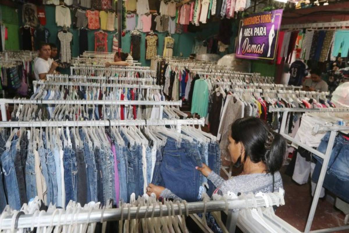 Con L 100 se puede comprar una mudada en tiendas de ropa usada