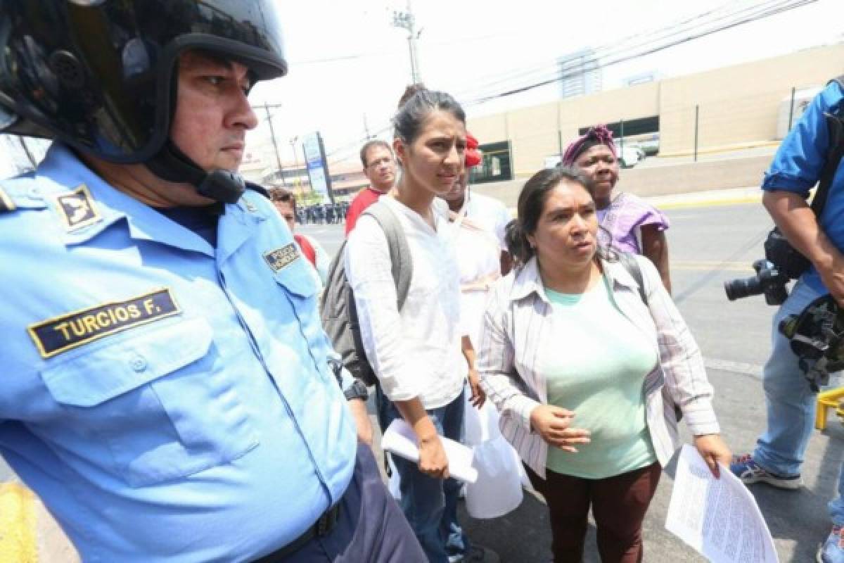 Segundo día de protestas del Copinh frente a casa de gobierno