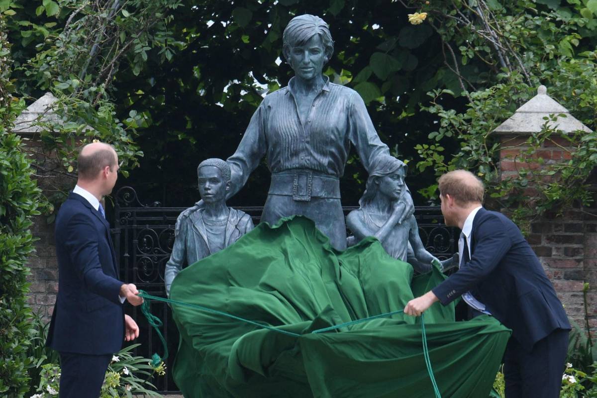 Esta estatua fue develada en 2021 en el que sería el 60 cumpleaños de la princesa Diana.