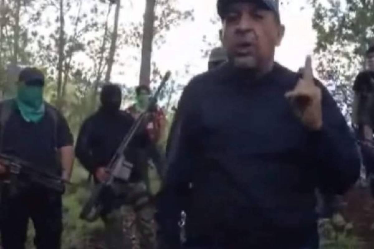 Video muestra a narco mexicano repartir bienes ajenos