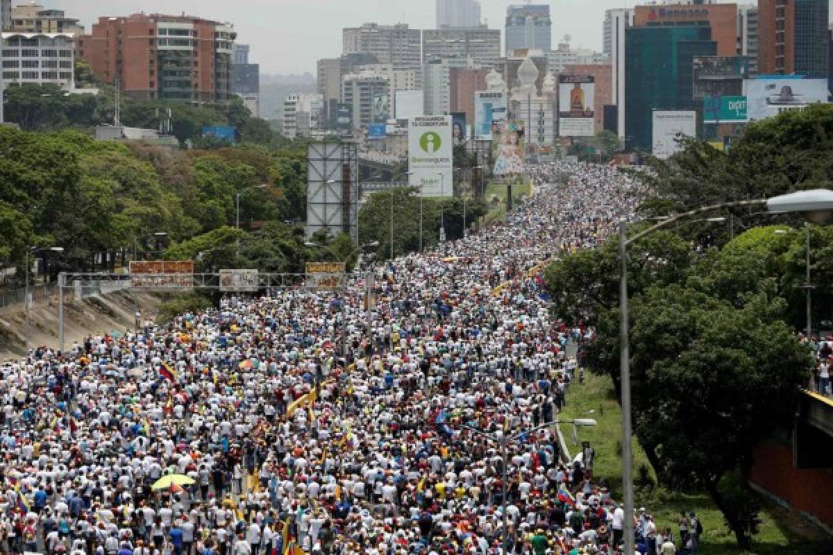 Colectivo chavista ingresa al parlamento venezolano y agrede a diputados opositores