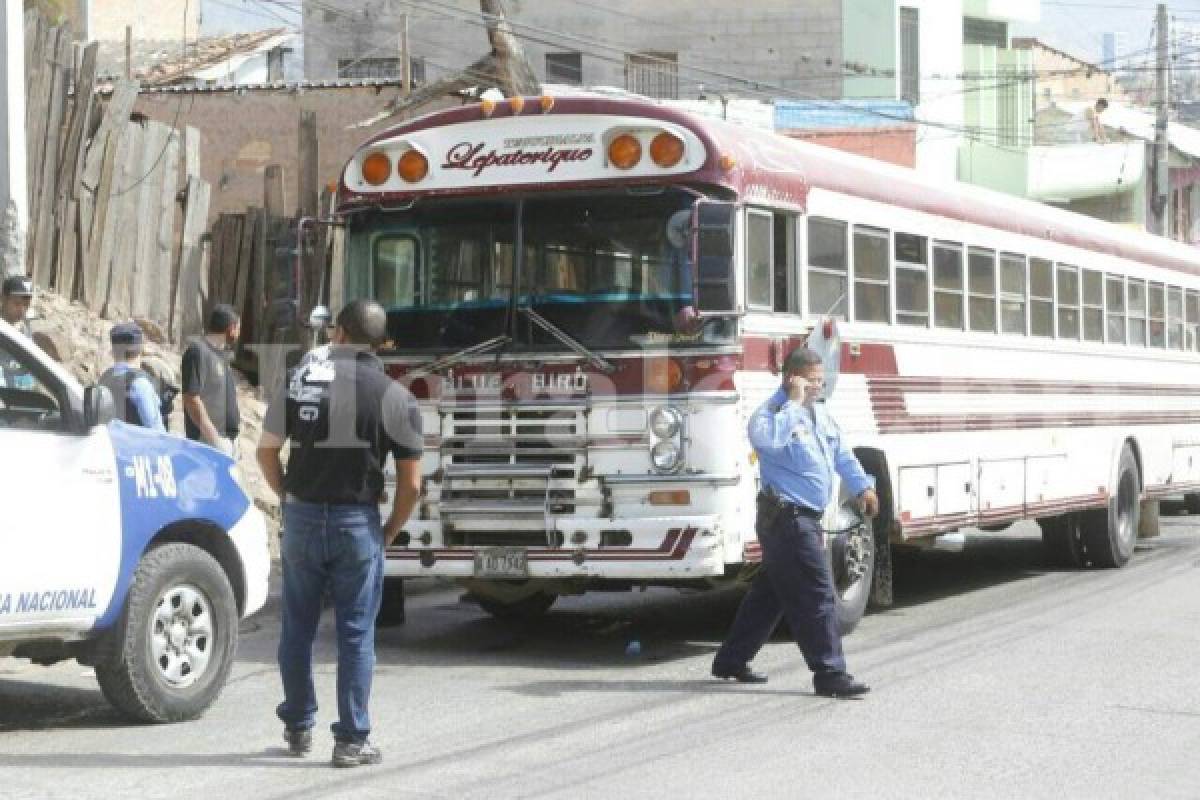 Matan a hondureño frente a su hijo al interior de un bus en la capital