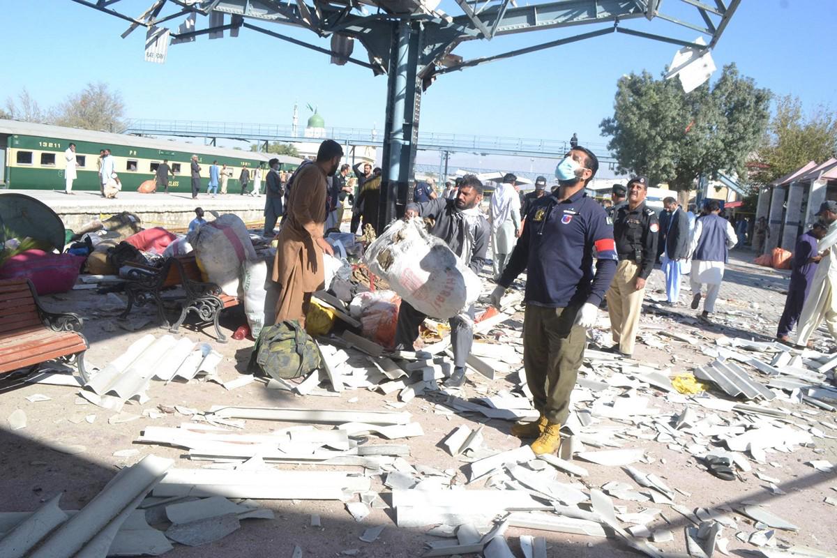 Imágenes que dejó la explosión en estación de trenes de Quetta, Pakistán