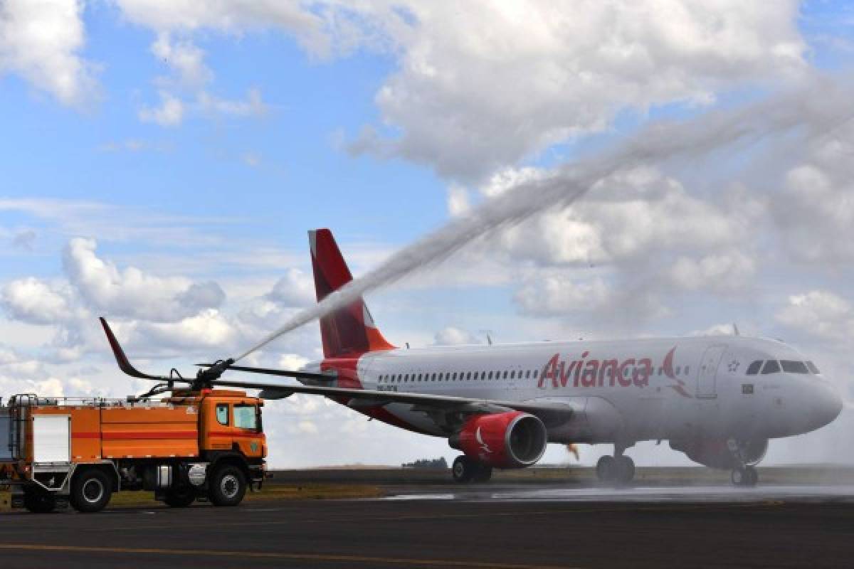 Un avión con miembros del equipo de fútbol colombiano Atletico Nacional llega a Chapeco en Santa Catarina, sur de Brasil (Foto: Agencia AFP)