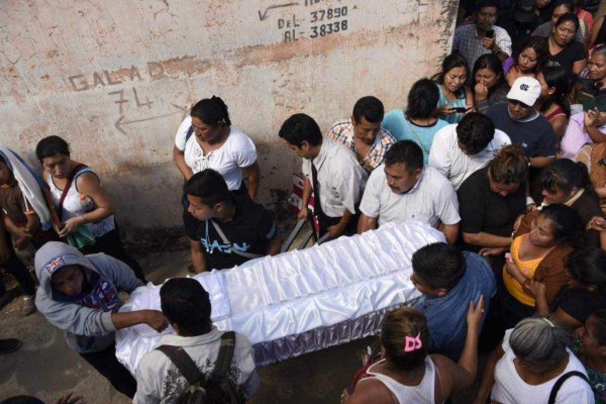 Relatives and friends accompany the coffin of 17-year-old Siona Hernandez, who died in a fire at a state-run shelter, during her funeral at the general cemetery in Guatemala City on March 10, 2017. Guatemala recoiled in anger and shock at the deaths of at least 36 teenage girls in a fire -19 died immediately and the other 17 died in hospital of horrific burns- at a government-run shelter where staff has been accused of sexual abuse and other mistreatment. All the victims were aged between 14 and 17. / AFP PHOTO / JOHAN ORDONEZ