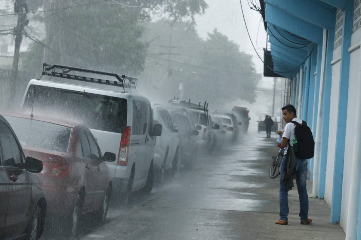 Tormenta Sara se comienza a sentir en Honduras ¿se jugará partido ante México?