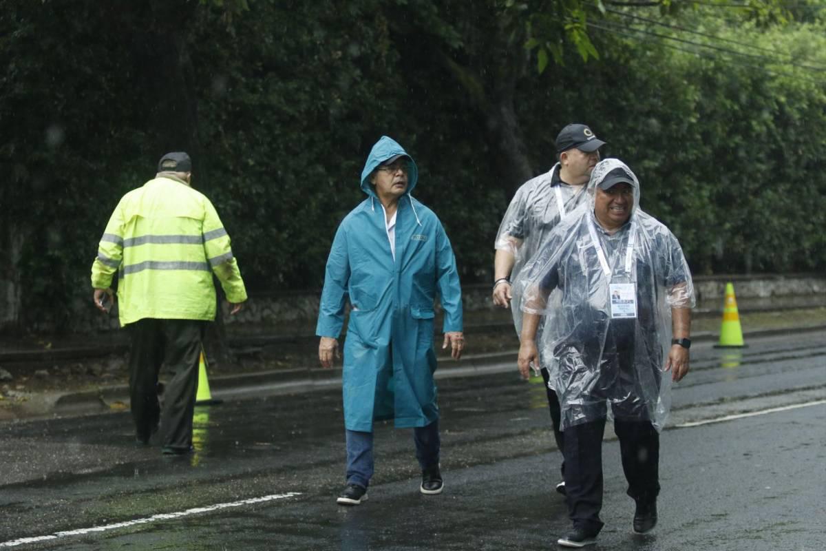 Honduras vs México: Bajo lluvia comienzan a ingresar los aficionados al estadio Morazán