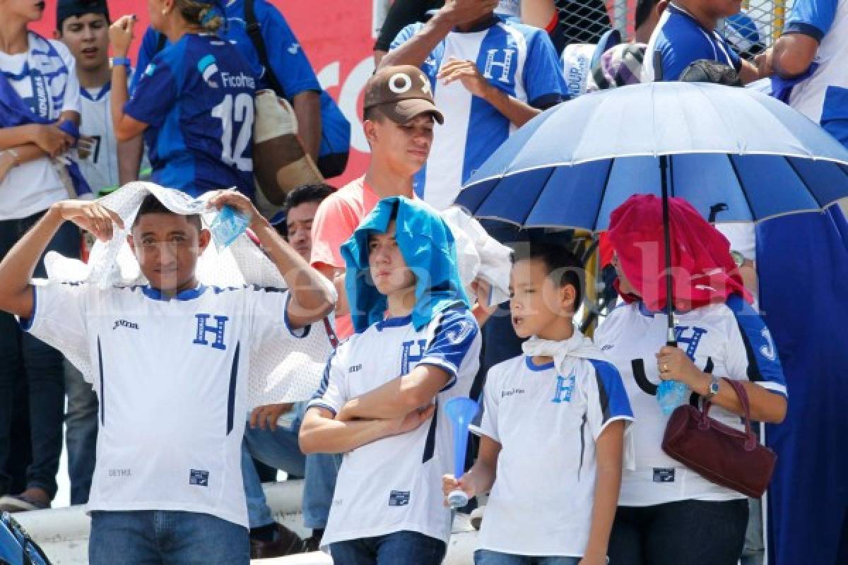 Aficionados catrachos comienzan a llenar el estadio Olímpico para el Honduras vs EE UU