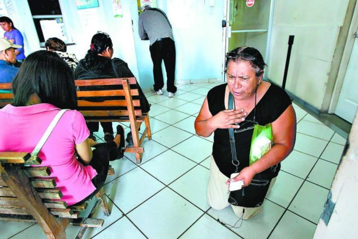 Pacientes del IHSS claman de rodillas por medicinas