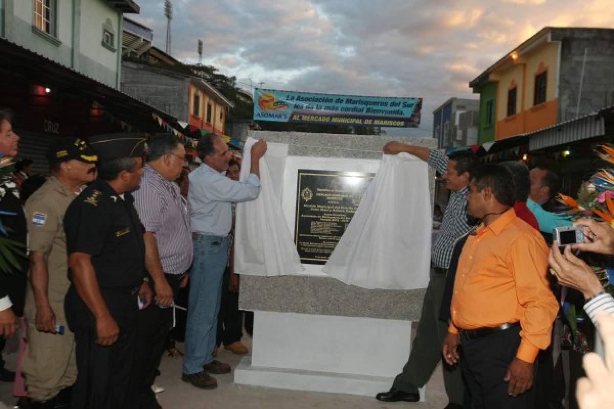 Inauguran mercado local de mariscos