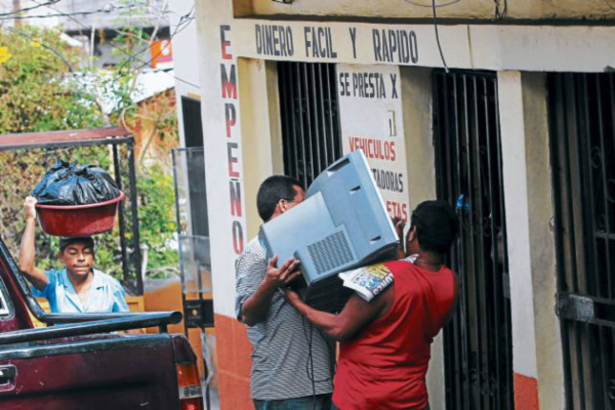 Capitalinos comienzan a invadir las casas de empeño