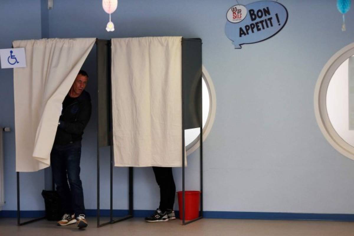 El presidente saliente François Hollande llamó a los votantes a 'demostrar que la democracia es más fuerte que todo', foto: AFP.