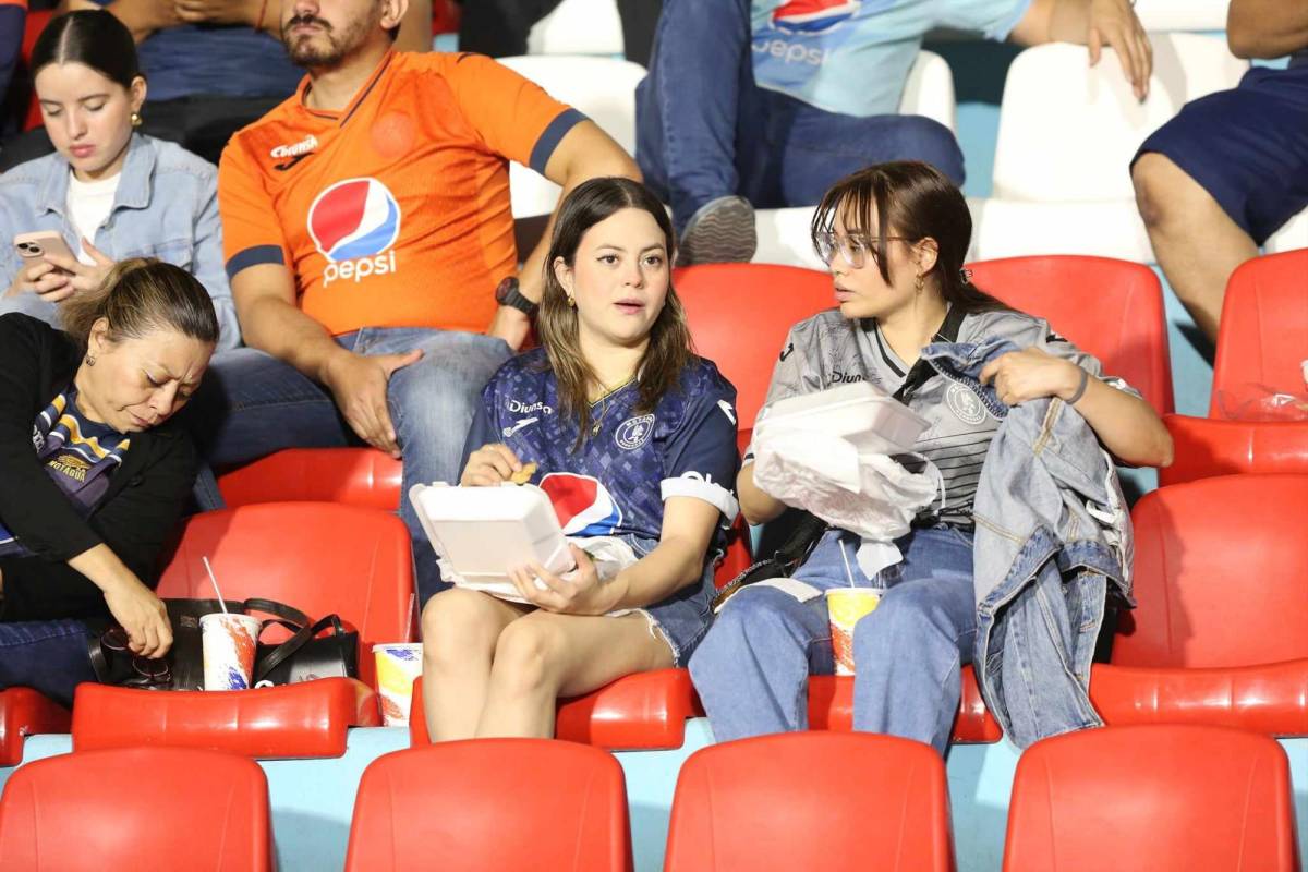 Novia de Auzmendi y lindas chicas derrochan belleza en el Motagua vs Herediano