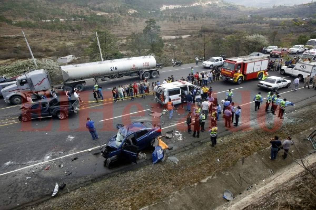 Al menos cinco personas perdieron la vida y otras doce resultaron heridas en el aparatoso accidente en el Valle de Amarateca.