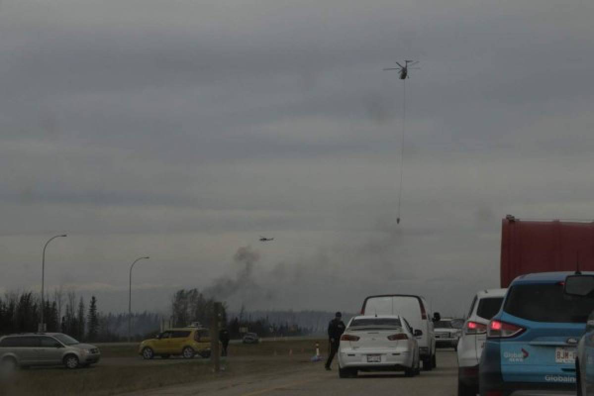 Temperatura y lluvia favorecen combate a incendio en Canadá