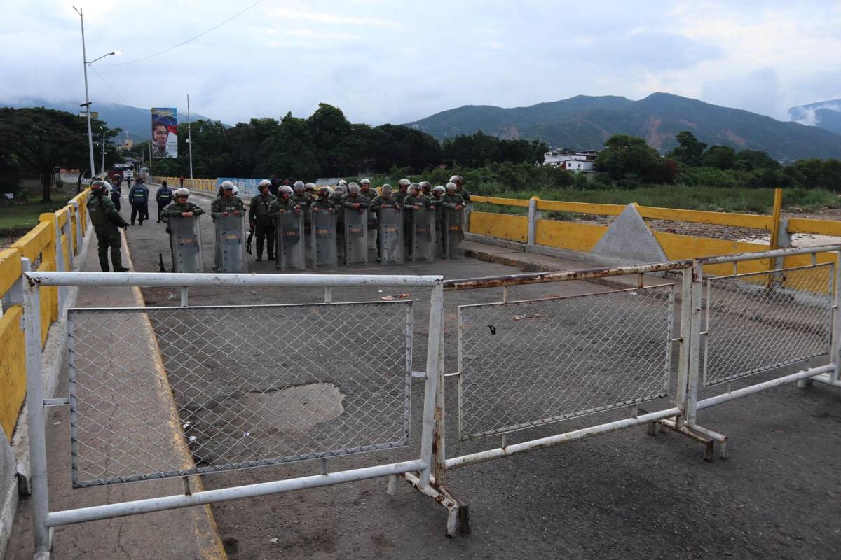 Para evitar ingreso de Edmundo González, Venezuela cierra frontera terrestre y aérea con Colombia