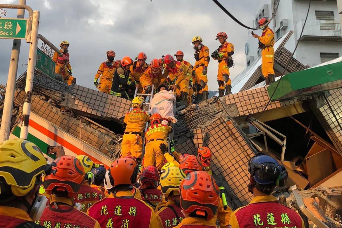 Los bomberos rescataron a cuatro personas que había quedado atrapadas bajo los escombros.