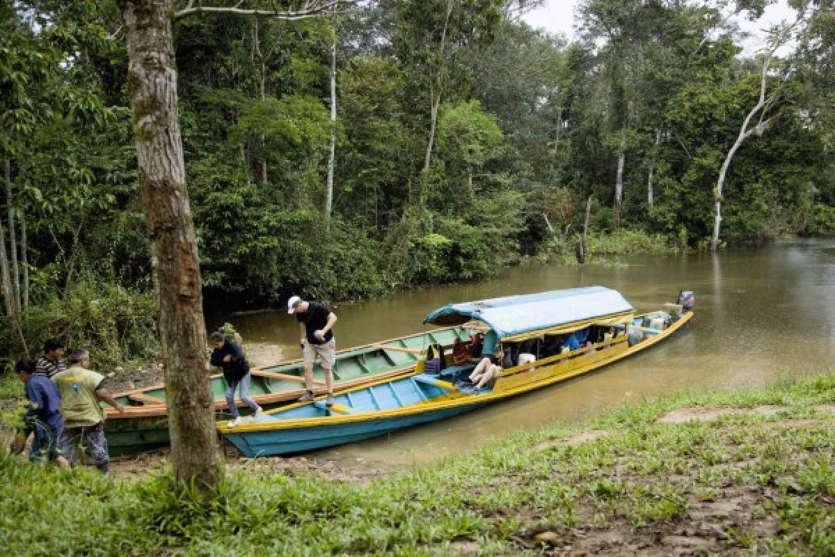 El principal transporte son pequeñas embarcaciones que constituyen la fuente de ingresos de los nativos.