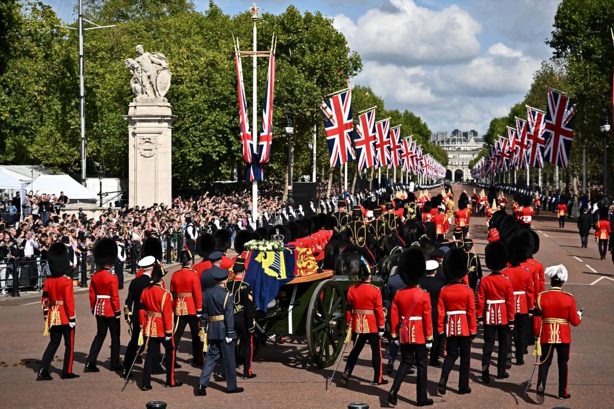 El féretro de la reina Isabel camino a Westminster donde será velada por cinco días.