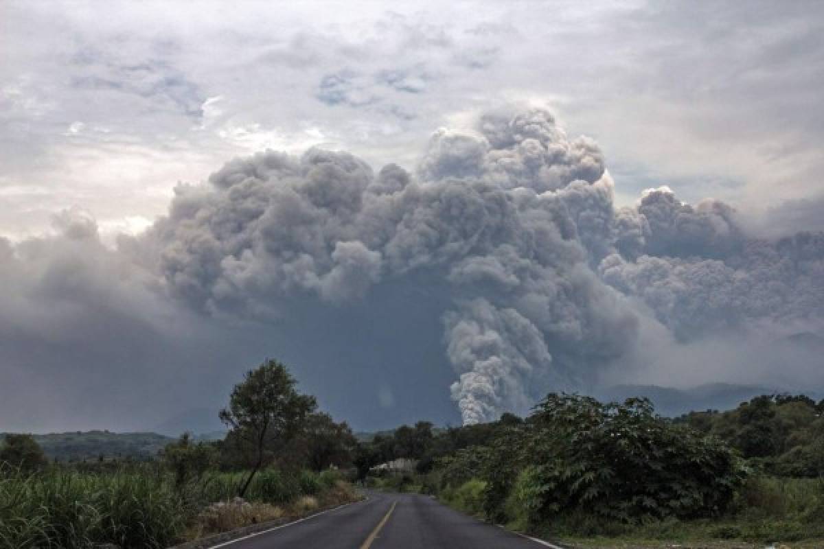 Más de 80 personas evacuadas en México por erupción del volcán de Colima  