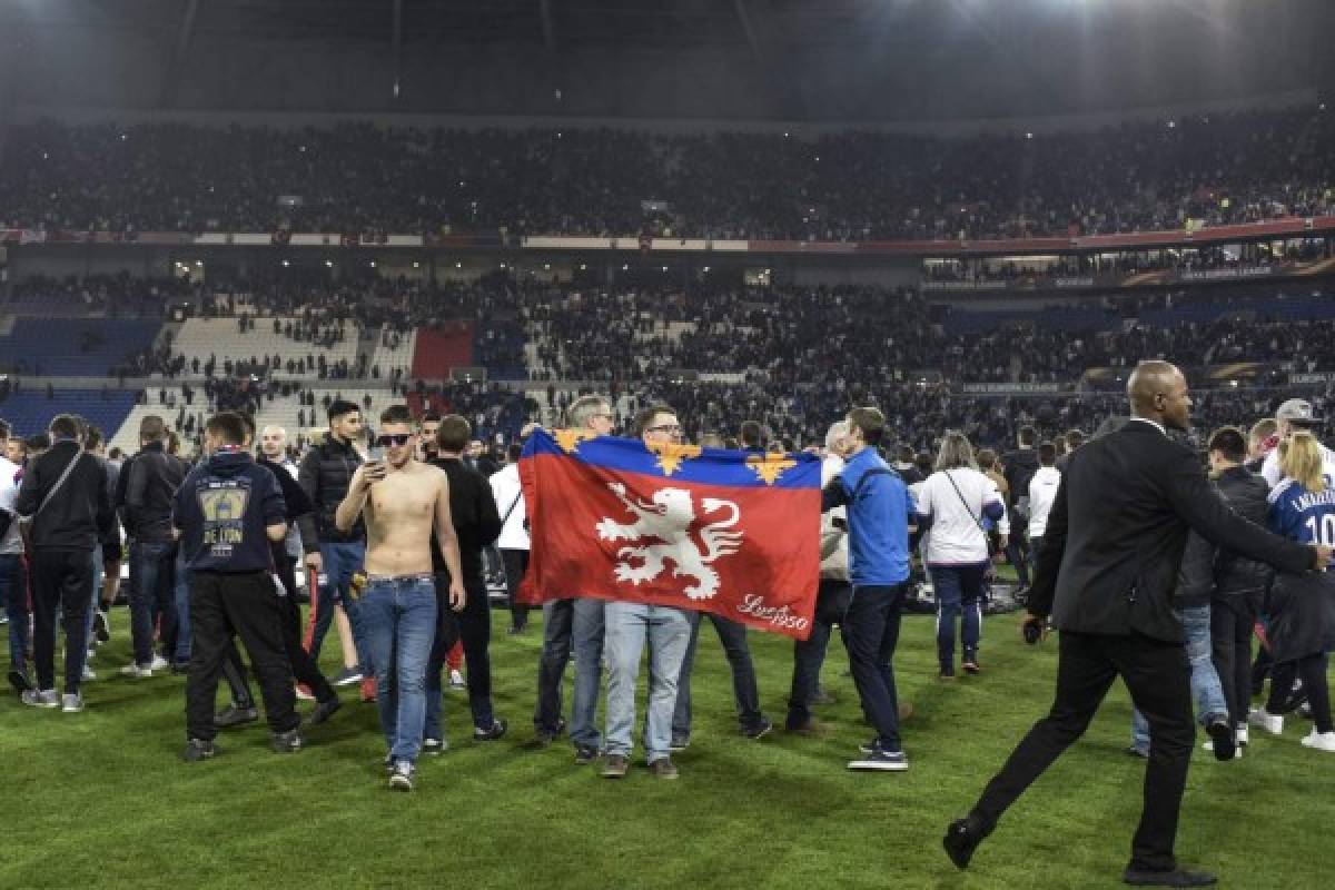 Lyon-Besiktas empezó con 45 minutos de retraso por invasión de campo