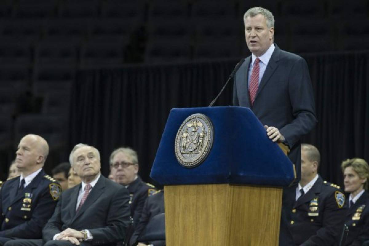 Abuchean al alcalde de NY durante graduación de policías