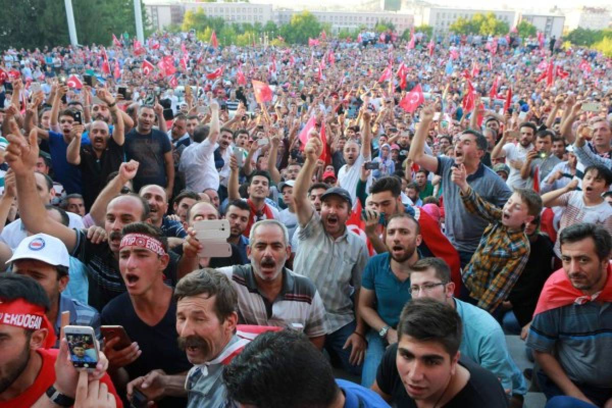 VIDEO: Civiles se enfrentan a militares en intento de golpe de Estado en Turquía