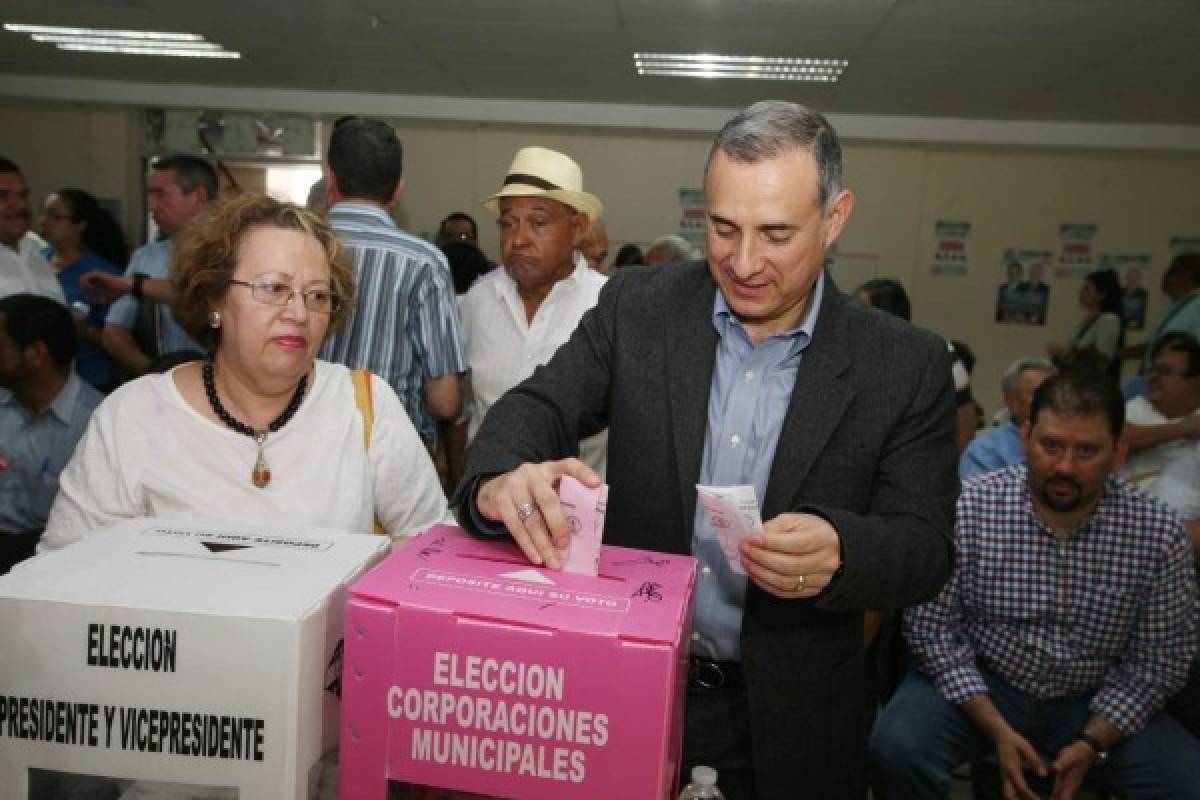 Sorpresiva fue la llegada del fiscal adjunto Rigoberto Cuellar a la sede del Colegio de Abogados en Tegucigalpa, foto: Efraín Salgado/ EL HERALDO.