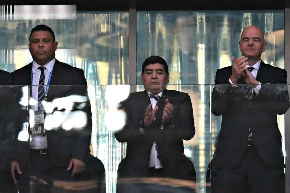 Ronaldo Nazario, Diego Armando Maradona y el presidente de la Fifa Gianni Infantino durante la final de la Copa Confederaciones Rusia 2017, entre Alemania y Chile. (AFP)