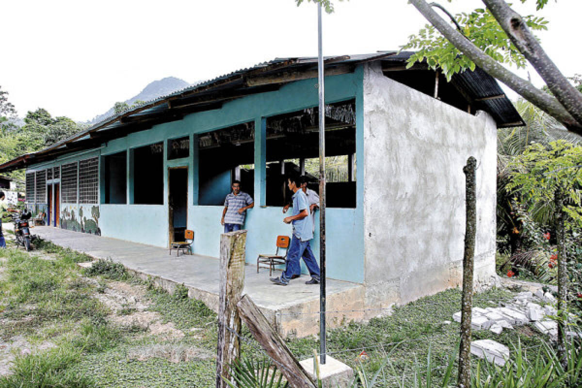 Inhabitables casas dañadas por sismos