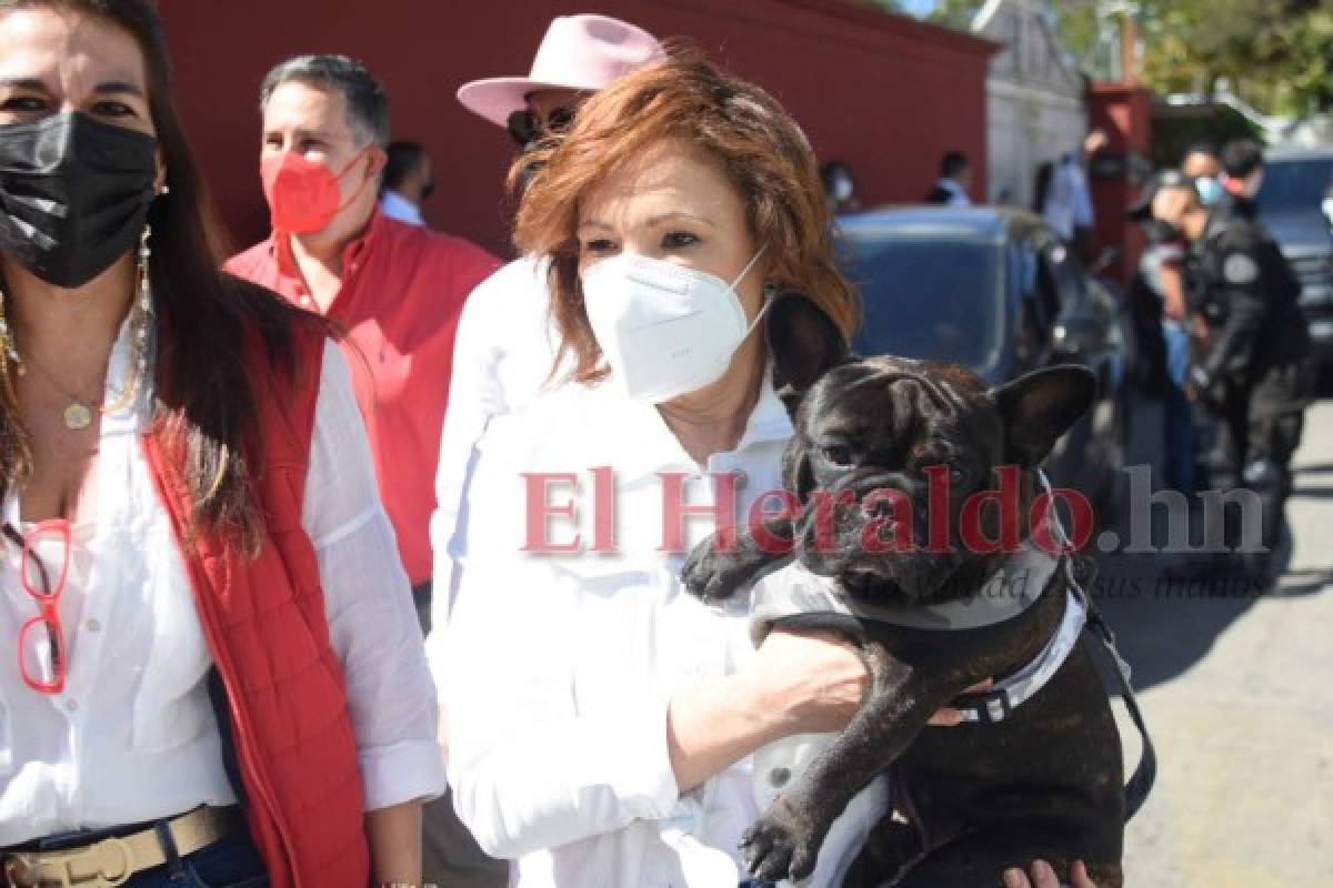 Luis Zelaya llega a votar junto a su esposa y su perrita Kemba (FOTOS)