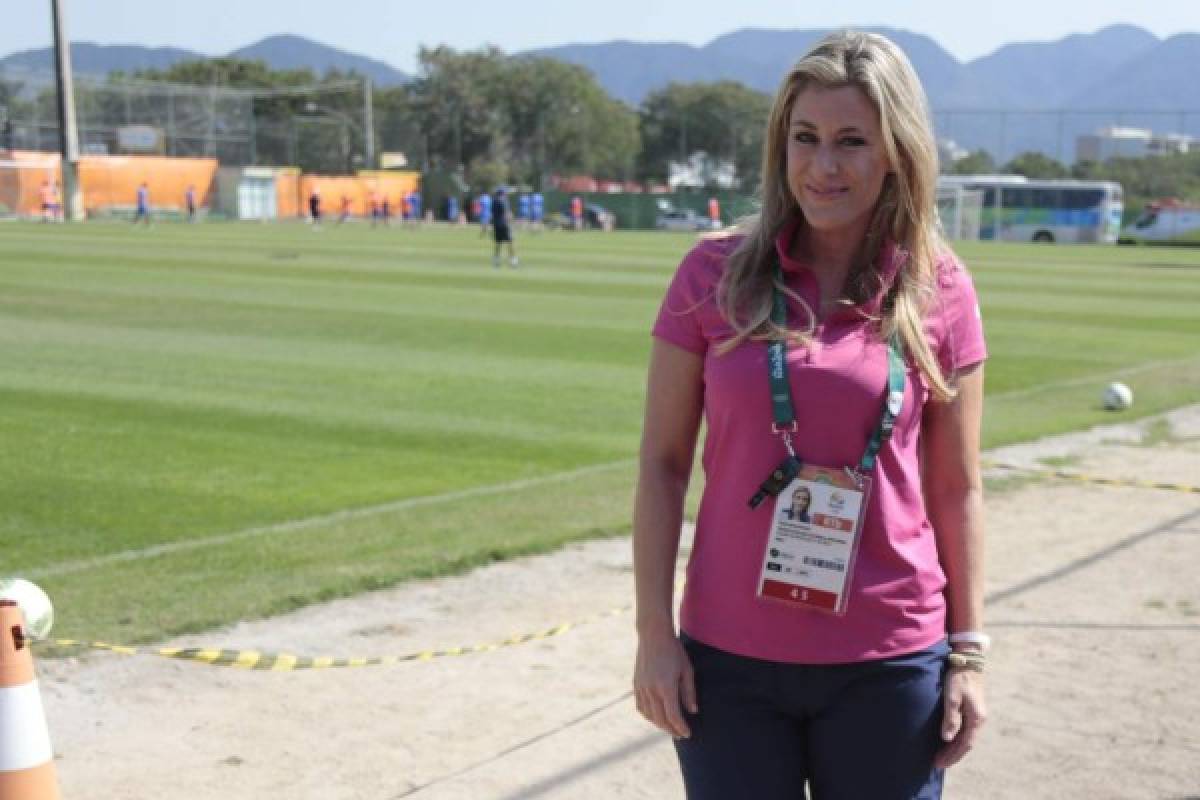 Hermosa rubia que eclipsó el entrenamiento de Honduras