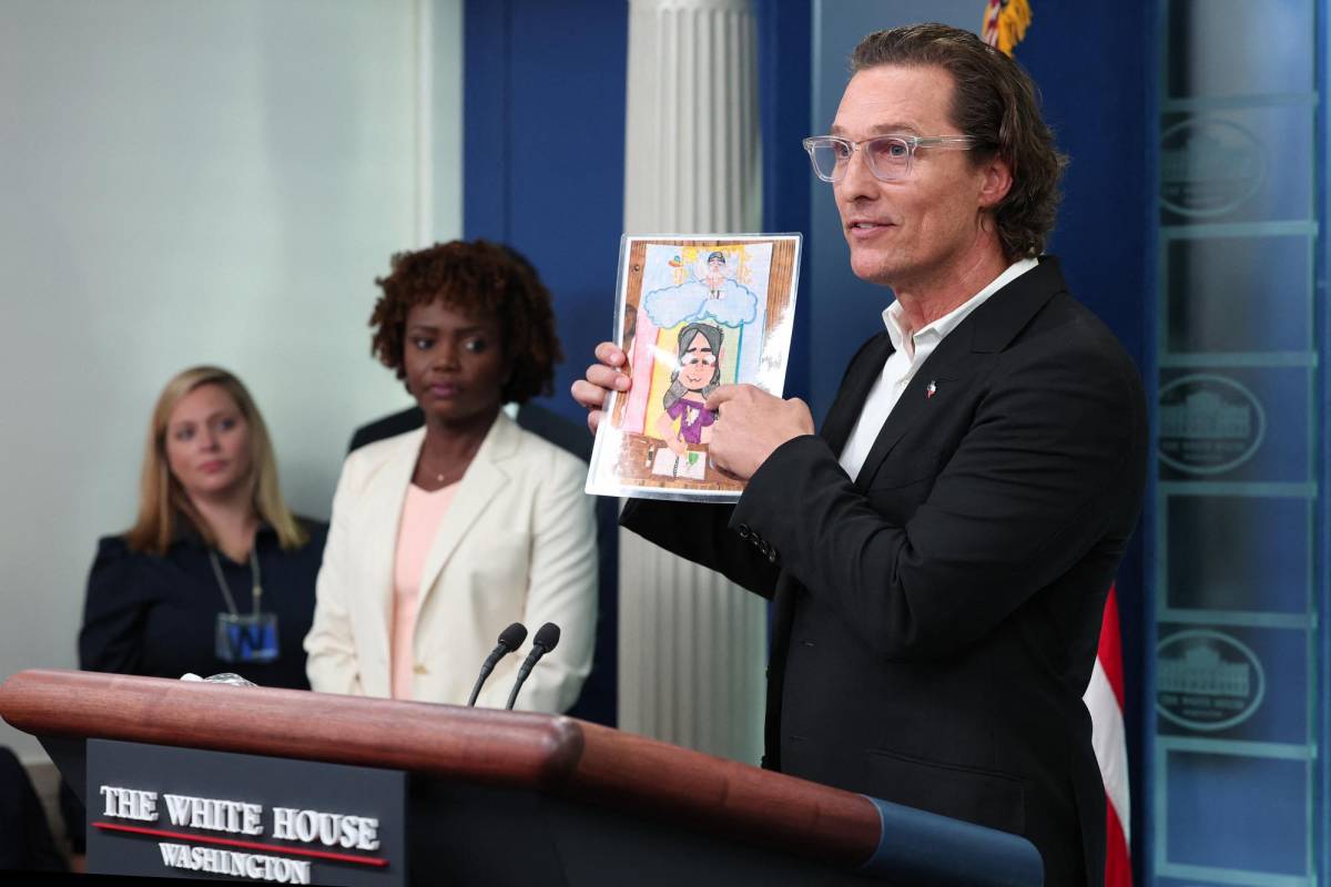 El actor Matthew McConaughey sostiene el dibujo de una de las víctimas del tiroteo en la escuela y revela que la pequeña quería estudiar arte en París.