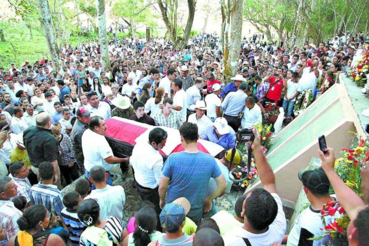 Copán tributa masiva despedida a Gauggel y su hijo