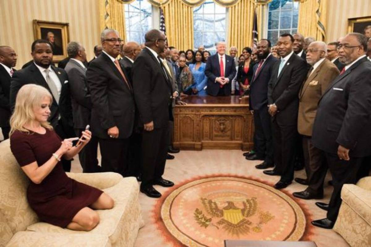 Asesora de Trump criticada por sentarse con los pies encima de un sofá del salón Oval   