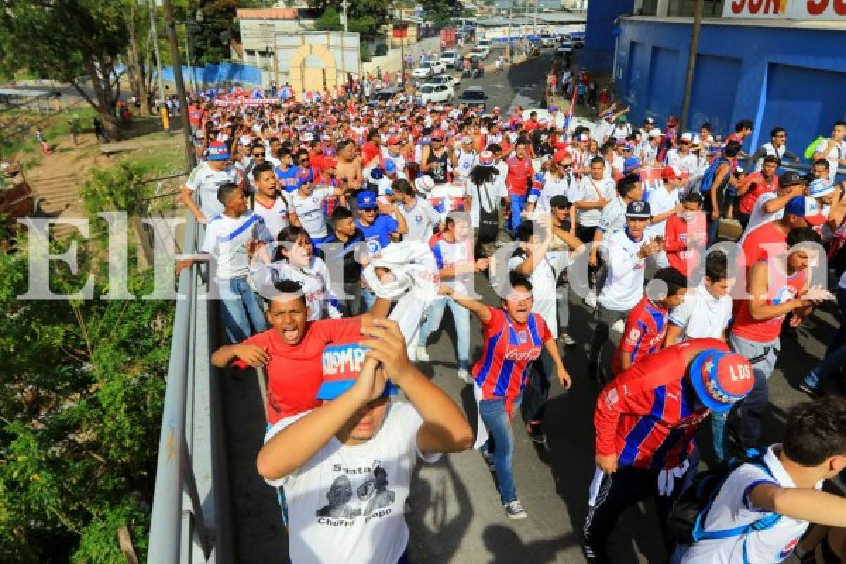 ¡Espectácular llegada de la Ultra Fiel al Estadio Nacional!