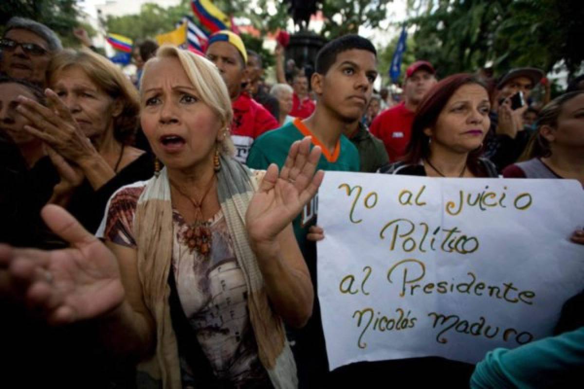 Colectivo chavista ingresa al parlamento venezolano y agrede a diputados opositores