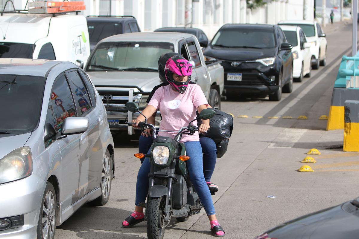 Prudencia al volante: las mujeres marcan la diferencia en el manejo de motocicletas