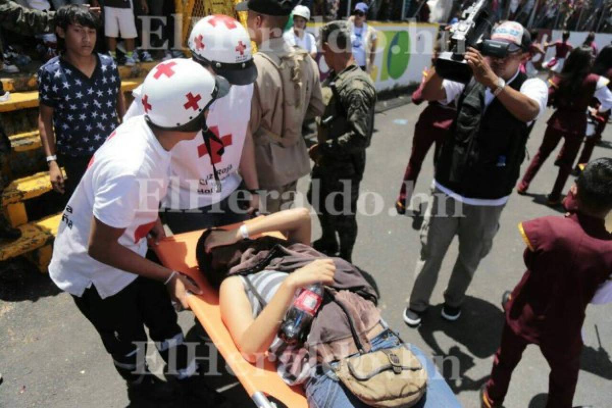 Paramédicos de la Cruz Roja Hondureña, asistieron a los estudiantes heridos. Fotos: Juan Salgado. Fotos: Juan Salgado.