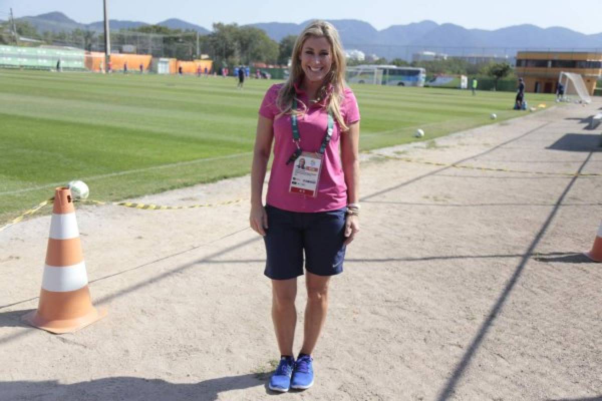 Hermosa rubia que eclipsó el entrenamiento de Honduras