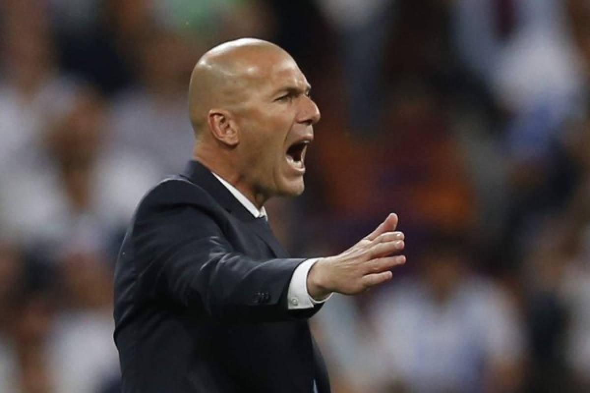 Real Madrid's head coach Zinedine Zidane gives directions to his players during the Champions League quarterfinal second leg soccer match between Real Madrid and Bayern Munich at Santiago Bernabeu stadium in Madrid, Spain, Tuesday April 18, 2017. (AP Photo/Francisco Seco)