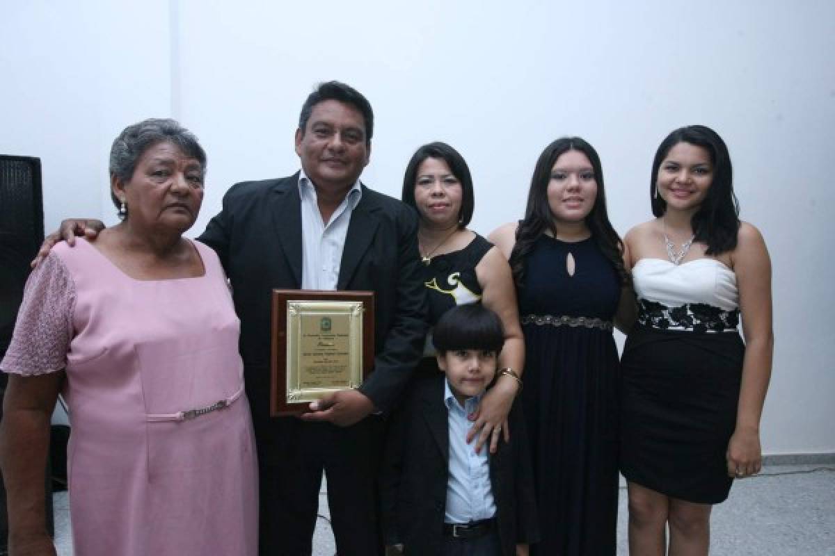 Premian a colaboradores de diario EL HERALDO