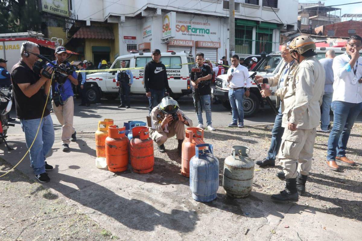 Los chimbos de gas fueron revisados por los bomberos.