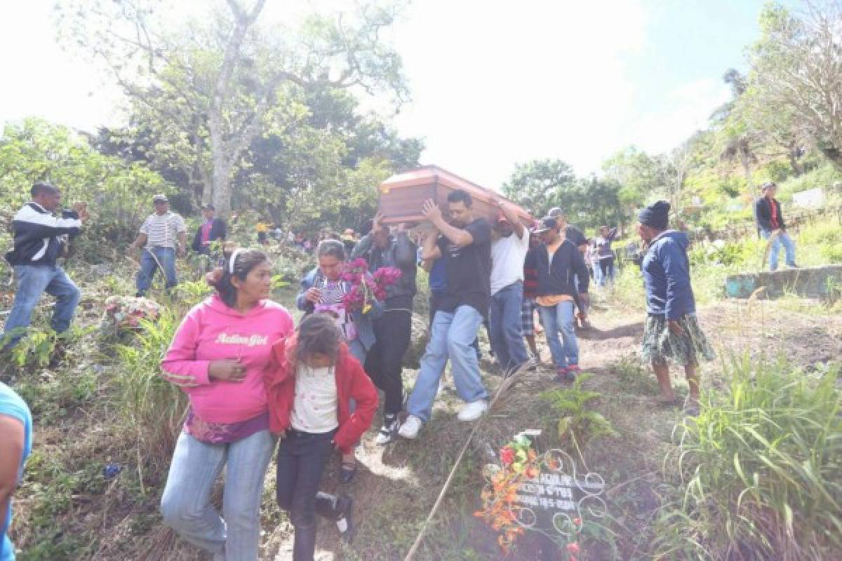 Con angustia, llanto y dolor son enterradas hermanas que murieron en masacre de El Hato