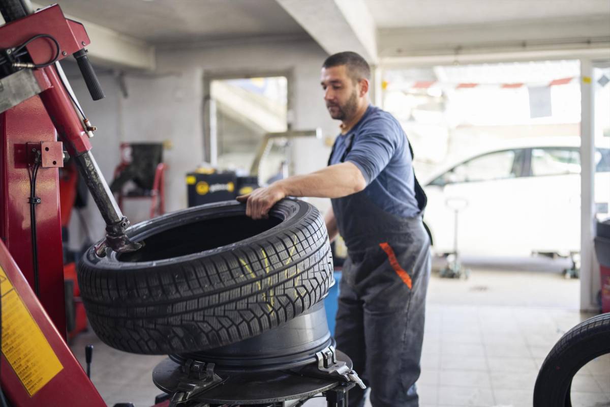 La rotación de ruedas debe ser parte del mantenimiento rutinario del auto.