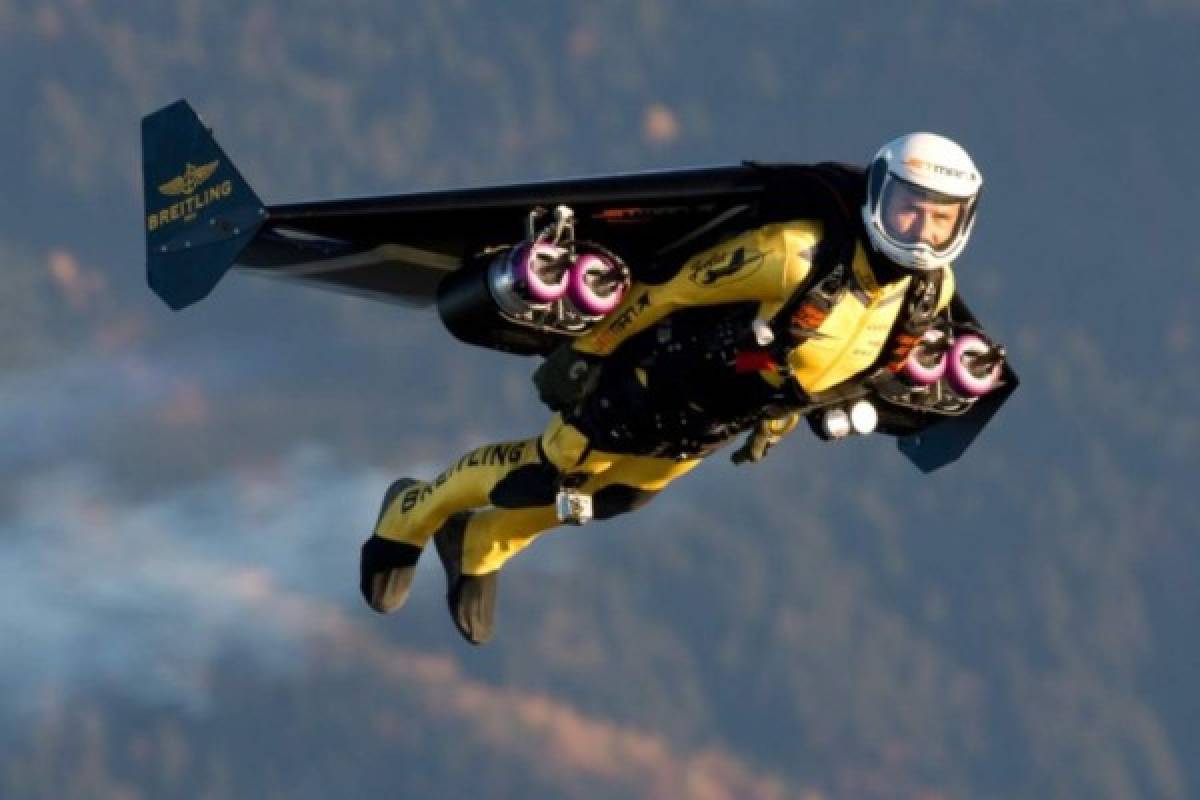 Dos hombres en Jetpacks vuelan junto al avión más grande del mundo