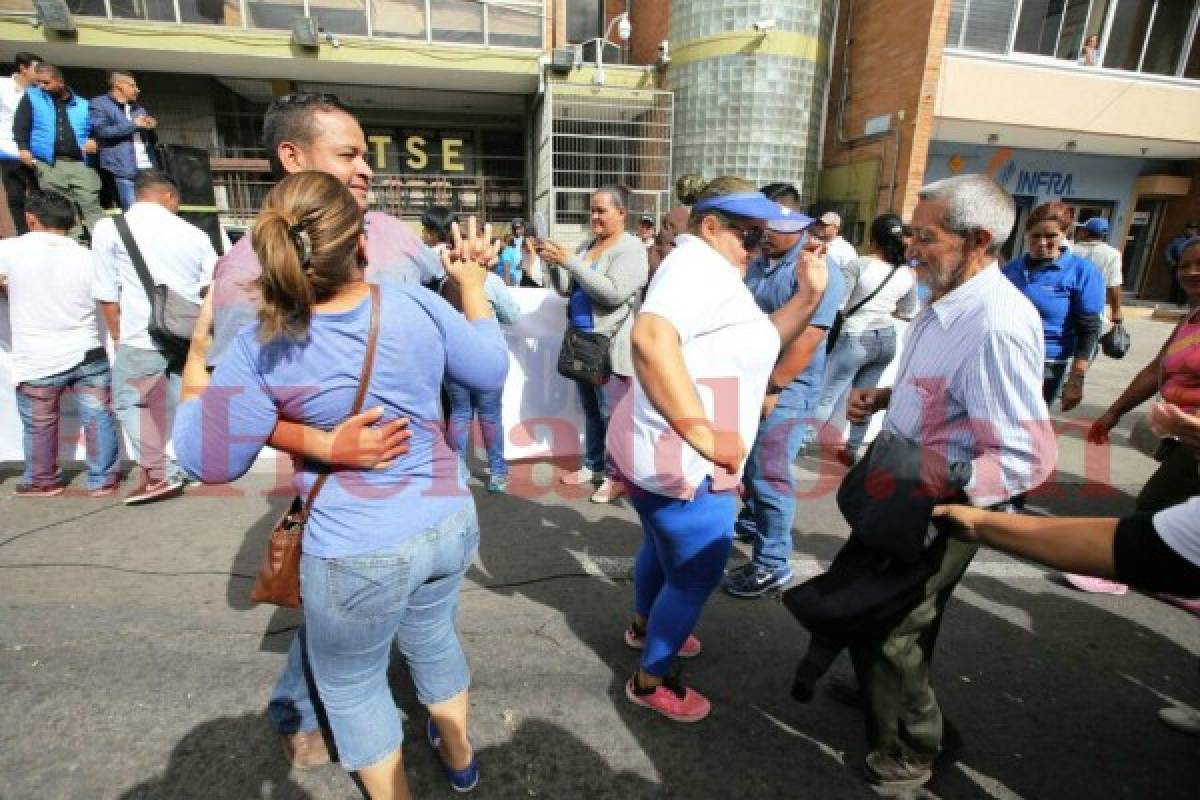 Al ritmo del 'perreo' nacionalistas piden inscripción de Juan Orlando Hernández   