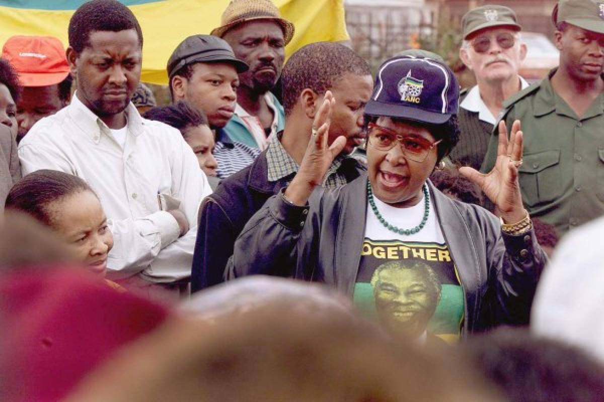 En esta foto de archivo tomada el 21 de abril de 1999, Winnie Madikizela-Mandela, del Congreso Nacional Africano (CNA), se dirige a una multitud en el campo de ocupación de Mnandi, a unos 20 km al oeste de Pretoria.Winnie Mandela, the ex-wife of South African anti-apartheid fighter and former president Nelson Mandela, died on April 2, 2018 in a Johannesburg hospital after a long illness at the age of 81, her spokesman Victor Dlamini said in a statement. / AFP PHOTO / Odd ANDERSEN