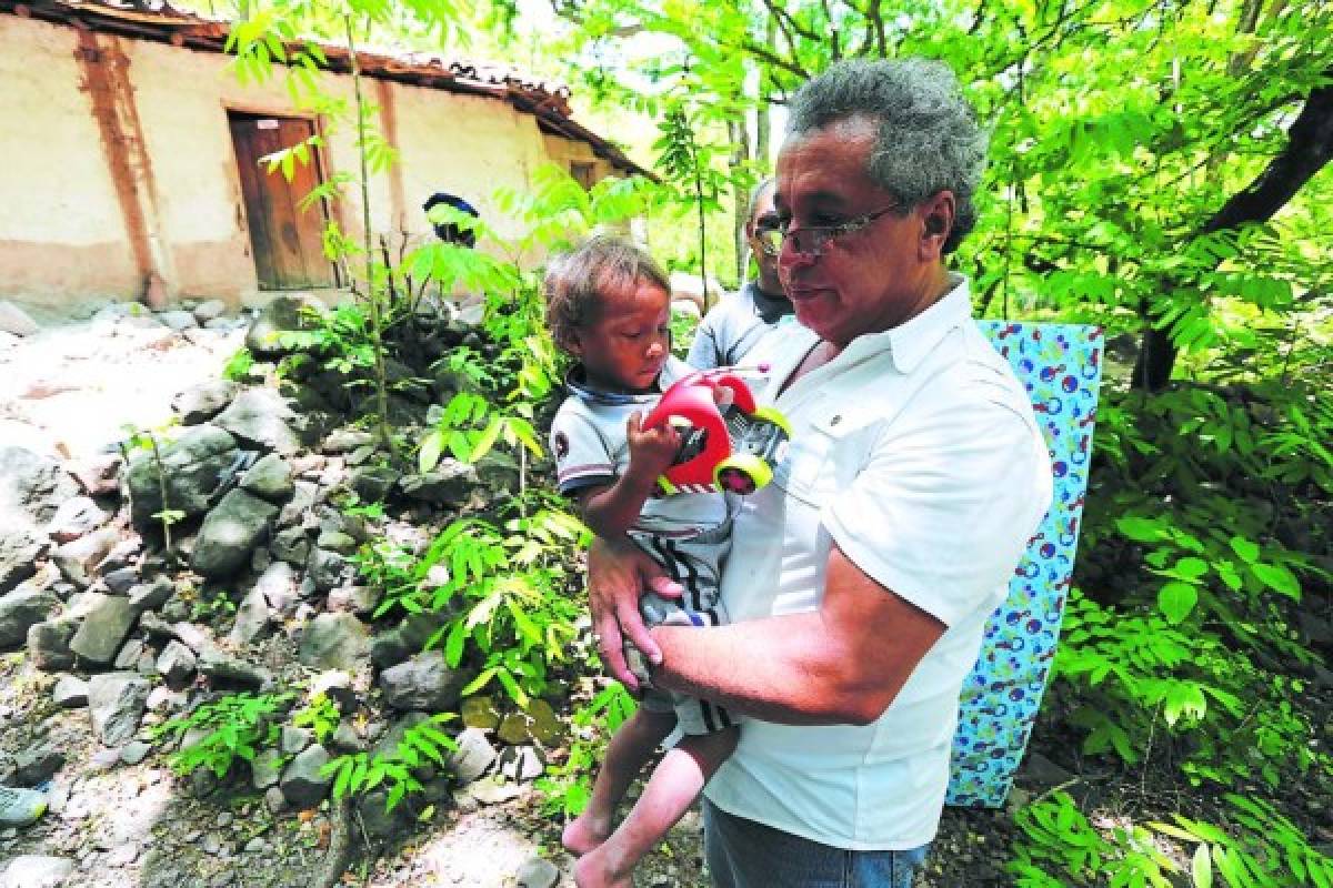 Unas 12 horas de solidaridad se cumplieron el fin de semana en la tercera visita de EL HERALDO y los miembros de la Red de Amigos Solidarios al municipio de TexÃ­guat.Dos vehÃ­culos cargados con vÃ­veres, camas, ropa y zapatos salieron desde Tegucigalpa rumbo a los caserÃ­os Mayaran, Santa LucÃ­a, El Jobo, Las Lomitas, RÃ­o Chiquito y Corralitos, entre otros.DespuÃ©s de mÃ¡s de tres horas y media de viaje, en su mayorÃ­a por carretera de tierra, llegamos a Corralitos, donde harÃ­amos la primera entrega de una bolsa con alimentos.