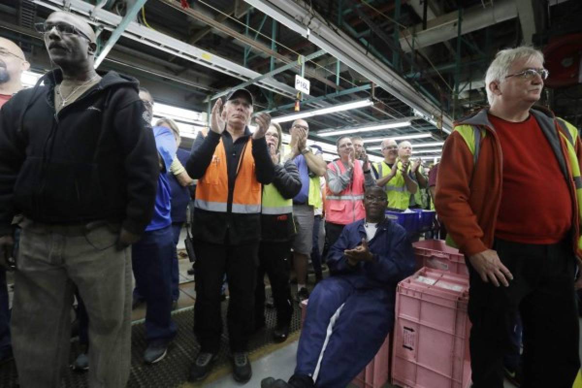 Trabajadores de Ford aplauden tras el anuncio del director ejecutivo, Mark Fields, sobre ampliar la planta de Michigan en lugar de levantar otra en México, foto: AP.